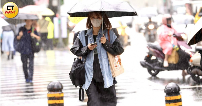 今（9日）受滯留鋒面與西南氣流影響，全台出現長時間且大範圍降雨。（圖／方萬民攝）