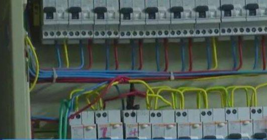 中國大陸山東省濟南市1處社區近日傳出離譜用電糾紛。（圖／翻攝自山東廣播電視台）
