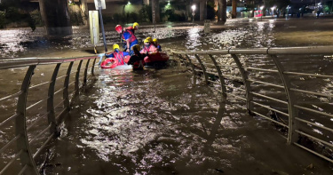 北市萬華區華江雁鴨自然公園堤外區積水，3名疑似住在橋下的遊民，疑因撤離不及受困。（圖／翻攝畫面）