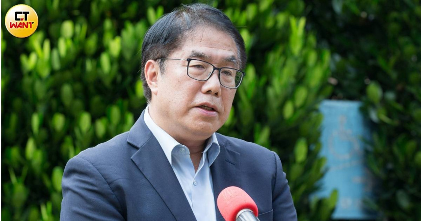 台南市長黃偉哲日前播放深偽蔣萬安聲音音檔，批評AI模擬他人聲音恐涉違法。（圖／黃威彬攝）