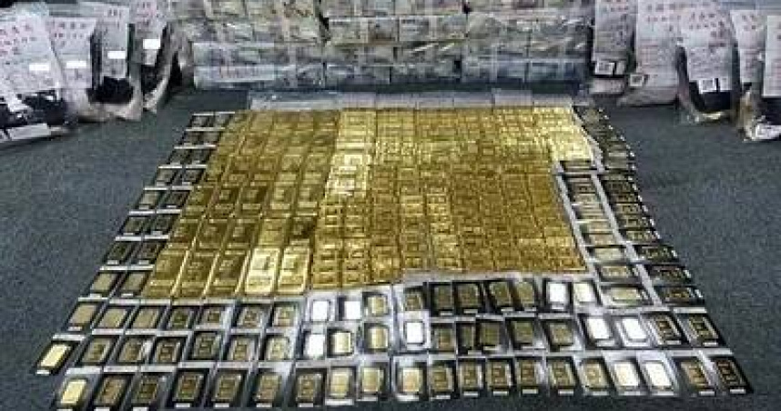前彰化縣律師公會理事長律師陳昱瑄涉詐騙慈濟10億6000疫苗萬佣金案，檢調人員在天空樹豪宅查扣158.8公斤黃金。（圖／台中地檢署提供）