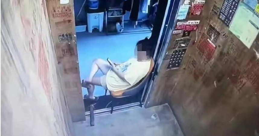 中國安徽一名疑似為「獨享」電梯內的免費冷氣，竟從家裡搬出椅子後直接用椅腳卡住電梯門。（圖／翻攝微博）