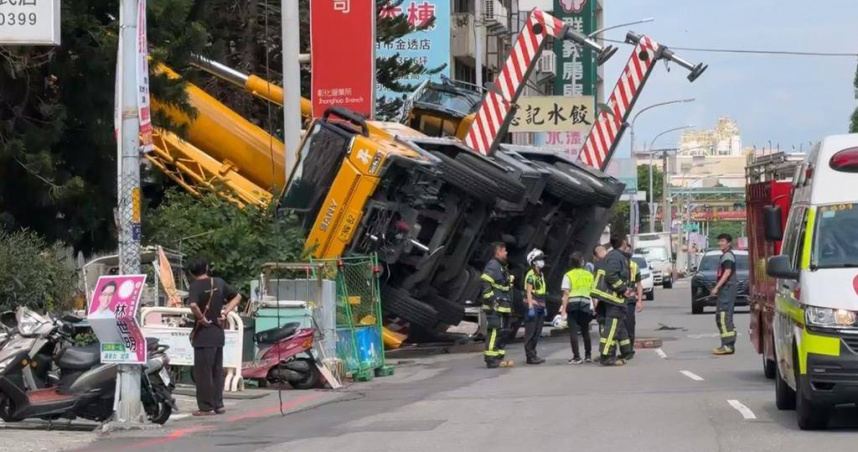 驚魂一瞬！彰化大型吊車壓破路面側翻　直撞台酒營業所幸無人傷