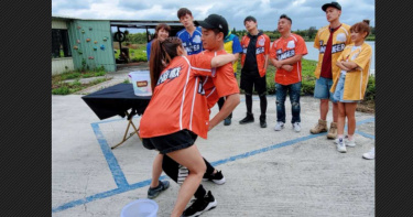 周曉涵身體緊貼周孝安滾水球 親密程度直逼真情侶