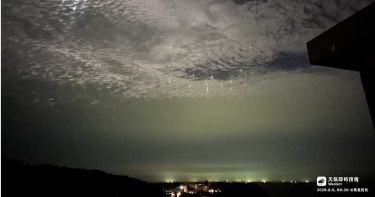 大自然雷射秀!金門馬祖夜空驚見神秘光束群 極罕見大氣現象