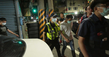 賭性堅強!22名男女戴口罩賭博 警破門1男逃竄跳樓腳扭傷