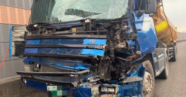 國道1號五甲路段聯結車追撞 2車2人受傷