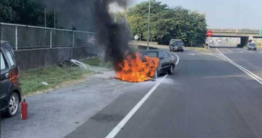 25年老車下交流道 先冒煙再噴火爆炸嚇壞車主