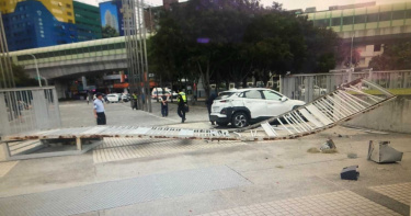 莽男開新車過彎失控 高速甩尾撞進公園