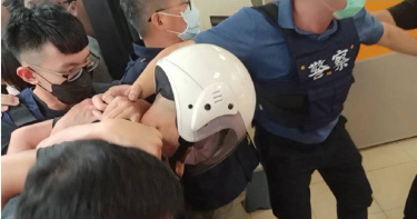 3年前曾參與林信吾強盜案的警員回憶,當初犯案手法也是看到路邊機車鎖匙未拔就直接騎走,前往超商搶劫,得手後就將贓車丟棄,改以步行、搭計程車與火車等方式,過程中還會變裝,沿路製造斷點,跟這次犯案的手法幾乎如出一轍。(圖/張進安攝)