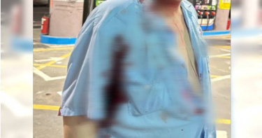 一名自小客車男乘客今日凌晨與加油站員工發生衝突,男子持彈簧刀砍傷對方離去,已遭警方帶回。(圖/警方提供)