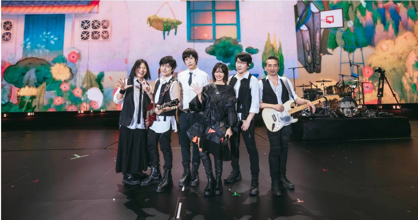 孫燕姿（右3）擔任五月天巡演新加坡第二場的特別嘉賓。（圖／相信音樂提供）