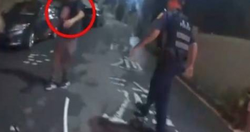 北投路邊修車遭酒駕男子持刀攻擊。（ 圖／翻攝畫面）