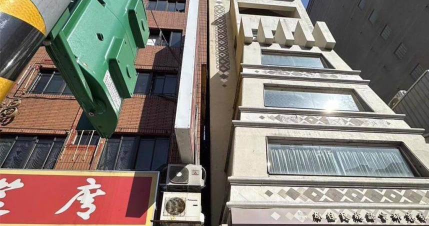 北市羅斯福路大樓「瞬間左傾」，擠壓鄰棟鐵窗 ，現場畫面曝。（圖／民眾提供）