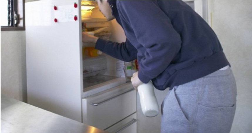 鮮奶是不少家庭冰箱裡的常備飲品，不過只要橫放保存就容易發生溢奶悲劇。（示意圖／擷取自TPG達志影像）