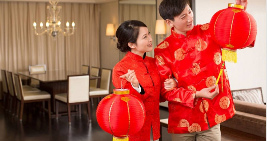 過年期間許多民眾會穿紅色象徵喜氣、財運。（示意圖／達志）