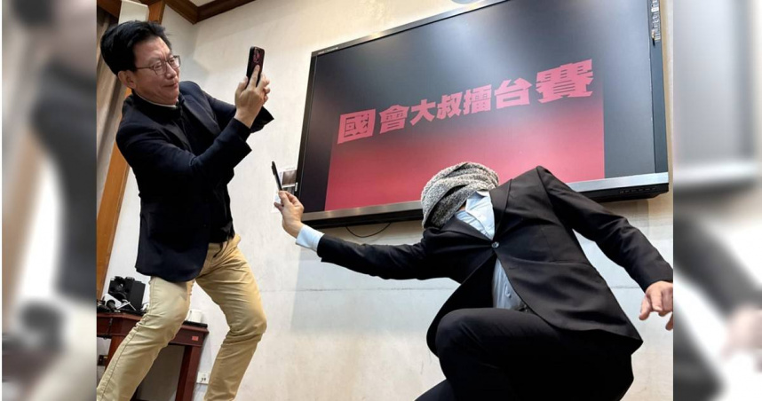 立委郭國文（左）與鍾佳濱（右）玩起「拍照拳擊」，加強自己的閃躲功夫。（圖／翻攝自鍾佳濱辦公室媒體群組）