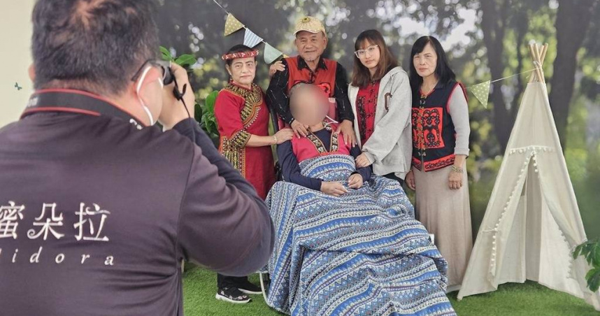 屏東市婚紗業者潘美君團隊半年來為屏東創世院植物人拍攝47組全家福照。（圖／中國時報記者羅琦文攝）