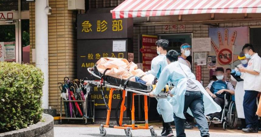 近日全台急診室大爆滿、加護病房滿床、醫護人員不堪負荷爆發大規模出走。一名護理師在社群平台上發文，苦嘆台灣「醫療崩潰」已是現在進行式。（示意圖／報系資料照）