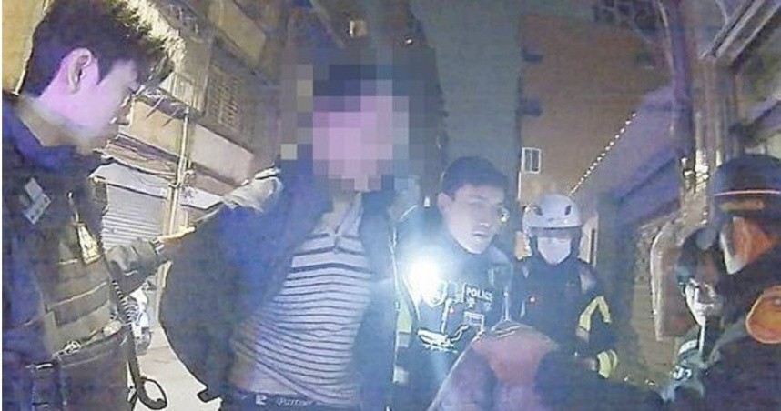 桃園熱心民眾協助警察追捕洗錢通緝犯。（ 圖／翻攝畫面）