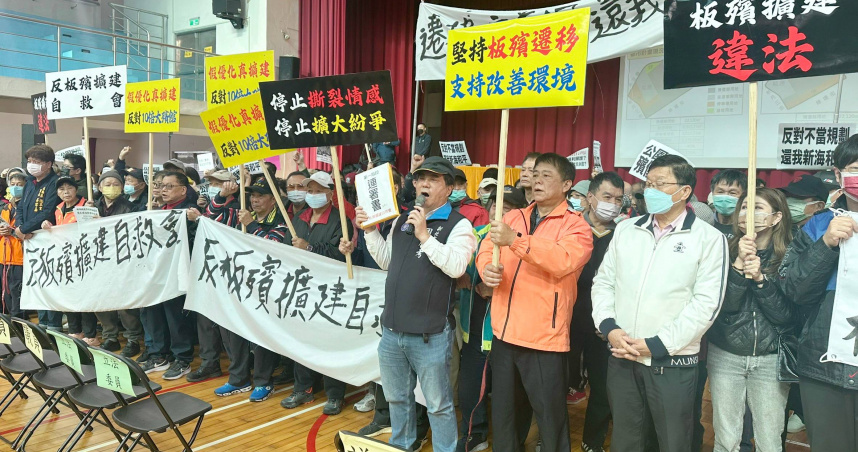 新北市府在新埔國中體育館舉行舉辦立殯儀館優化規畫說明會，國民黨議員周勝考（前排中）率領大批民眾舉白布條抗議。（圖／報系資料照）