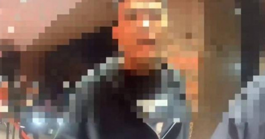 信義區一蘭拉麵店有2男因抽菸與保全起爭執，新加坡籍男子阻止，卻遭另名保全噴辣椒水。（圖／翻攝畫面）