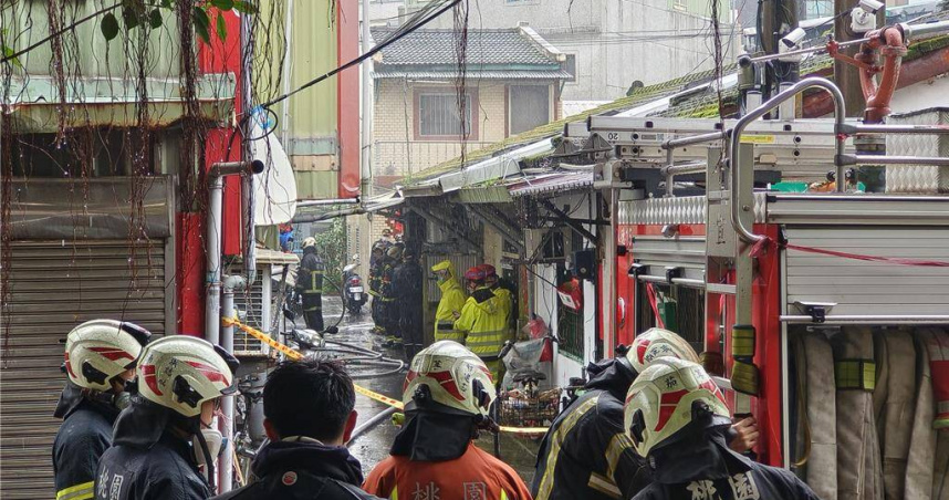 桃園市八德區豐德路89巷1民宅15日中午疑似在門口充電的微型電動二輪車起火燃燒，鄰居發現報案，28歲趙姓父親、24歲謝姓母親、2歲趙童無法逃出，只好躲在浴室，3人被發現時已經命危，所幸送醫後皆恢復心跳，但趙童仍回天乏術宣告不治。（圖／中國時報記者賴佑維攝）