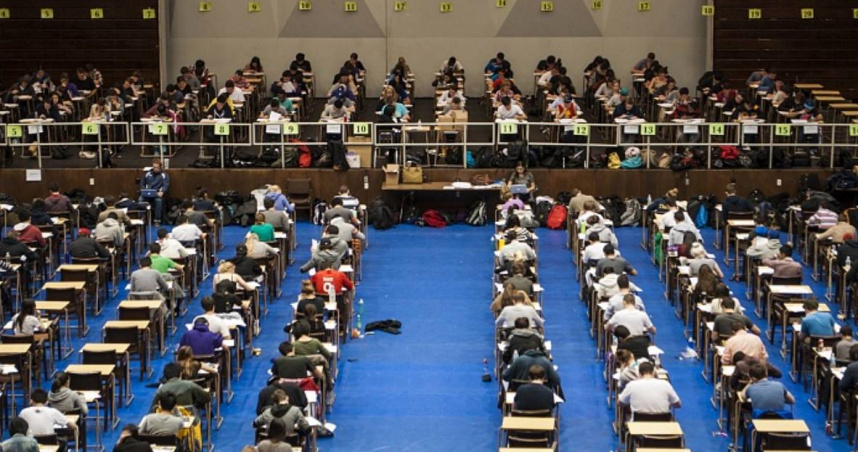 延平高中國中部甄選入學作文題目為《那一天，我流下了眼淚》，有家長透露，很多學生都將父母寫死。（示意圖／達志）