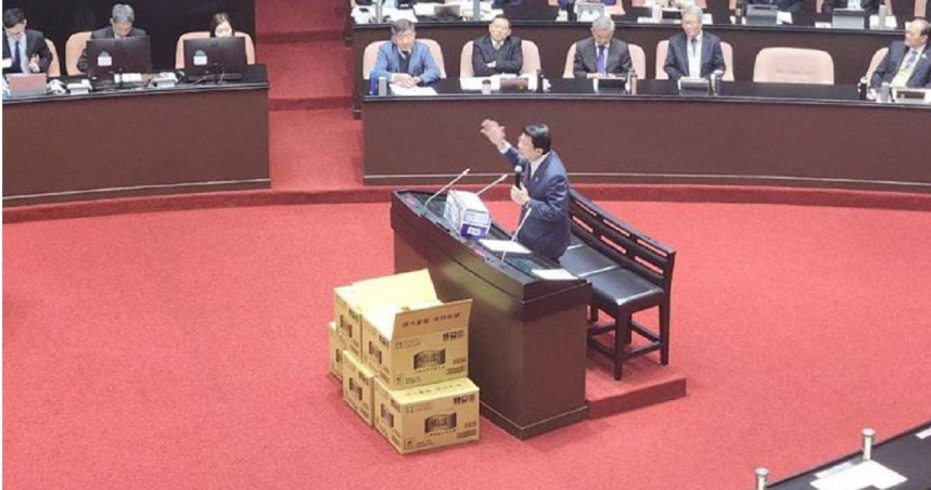 國民黨籍立法委員謝龍介今日在質詢行政院長卓榮泰時，帶著5箱衛生紙上台，宣稱自己去慰問台南楠西地震災民時，災民要他把衛生紙送過來。（圖／報系資料照）