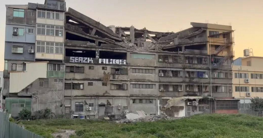 台中清水區一處大樓出現塌陷，現場共13戶34人遭到撤離，所幸暫無人員傷亡。（圖／翻攝畫面）