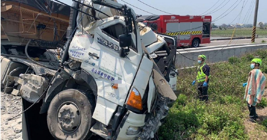 台中大甲24日上午發生一起砂石車與台電工程車碰撞事故，造成工程車上一名40歲乘客頭部重創亡。(圖／翻攝畫面)