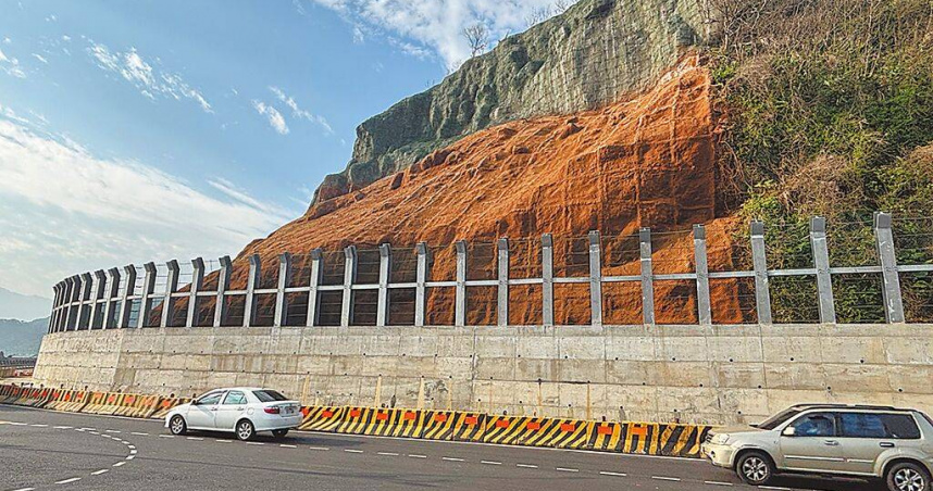 去年6月發生大規模山崩的基隆市北寧路潮境路段邊坡修復，已於3月25日完工。（圖／中國時報張志康攝）