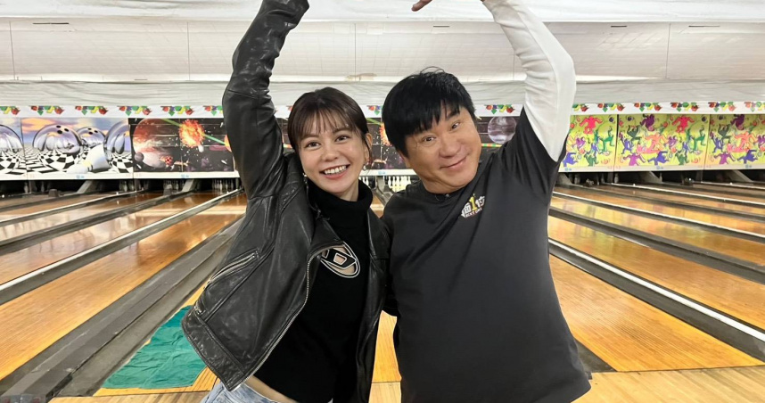 胡瓜（右）與白癡公主（左）到保齡球館重溫老派約會。（圖／下面一位提供）