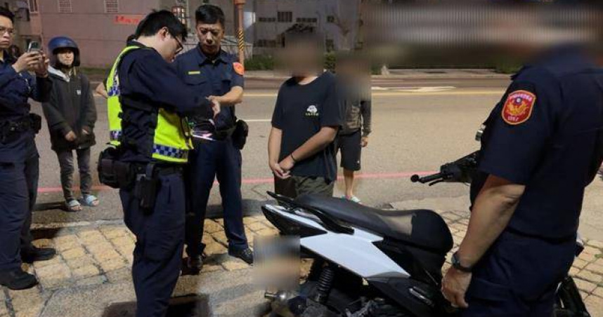 澎湖飆車國中情侶無照狂飆遭開鍘，警方連夜出動開罰6張罰單移車吊照。（圖／翻攝畫面）