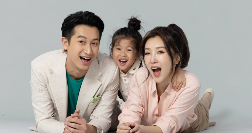 邱凱偉Darren全家入鏡！兒子Travis、妻子Vivi一起獻出代言廣告觸女秀。（圖／老行家8益菌）