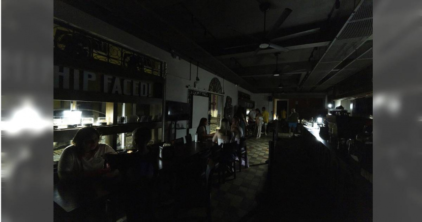 波多黎各當地時間周三發生大停電，城市一片漆黑。（圖／達志／美聯社）