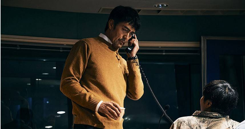 阿部寬從影40年來首次飾演主播角色，對他而言是全新挑戰。（圖／天馬行空提供）