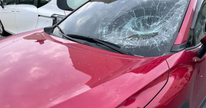 被砸破車窗的小客車。（圖／中壢警分局提供）