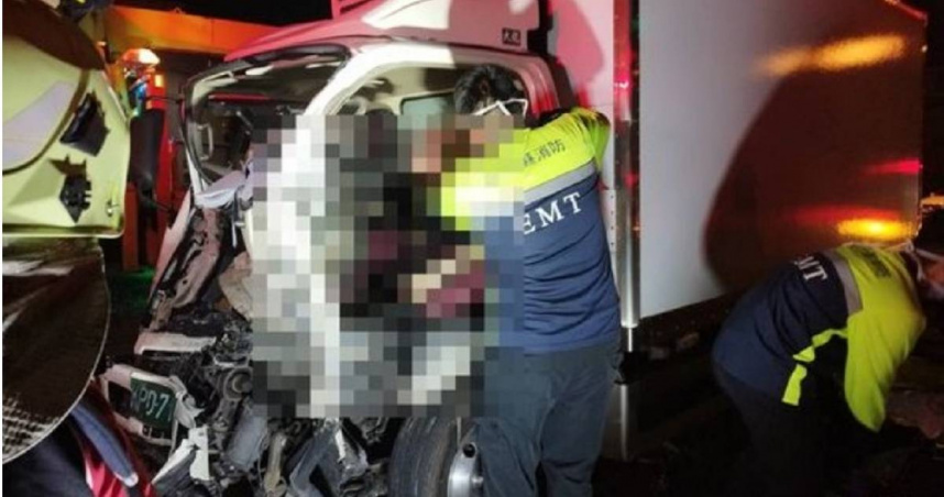 竹北西濱路二段發生追撞事故，小貨車猛撞皮卡造成肇事駕駛傷亡，還波及另輛駛來轎車。（圖／翻攝畫面）