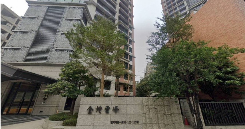 位於環河南路一段的「全坤雲峰」社區，驚傳有潔人員站在外牆高處進行清洗時未配戴防護措施。（圖／翻攝自Google Maps）
