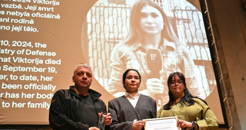 捷克布拉格，「同一個世界」人權電影節3月12日開幕，席間頒發「Homo Homini」人權獎給已故的烏克蘭記者羅什奇娜。（圖／達志／美聯社）