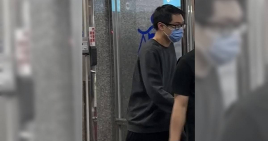 游翔閔稍早和陳子俊一起辦保離開地院，兩人都胖了一圈，游翔閔戴著口罩和黑框眼鏡，身穿鐵灰色長袖大學T和黑色棉長褲，腳踏台灣特產藍白拖鞋，縮肩快步閃避，全然已無昔日和知名藝人林千又交往時的帥氣多金貴公子哥形象，比較像宅男，讓記者一度認不出來。（圖／中國時報記者柯毓庭攝）