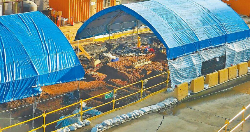 台鐵桃園新站去年7月動土，近日又挖掘出2020年曾發現的訊塘埔文化遺址、清代及日據時期鐵道遺構，面積達7500平方米，目前正辦理文資審議，力拚明年7月完成。（圖／中國時報賴佑維攝）