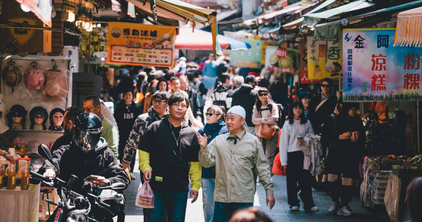 邰智源（右）與邵大倫最後一集來到金山逛老街。（圖／公視台語台提供）