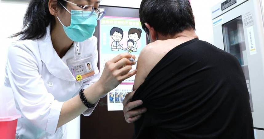 新冠疫情持續升溫，疾管署預估高峰期單周恐有10萬人次就診，民眾近來也搶打疫苗增加免疫力。（示意圖／報系資料照）