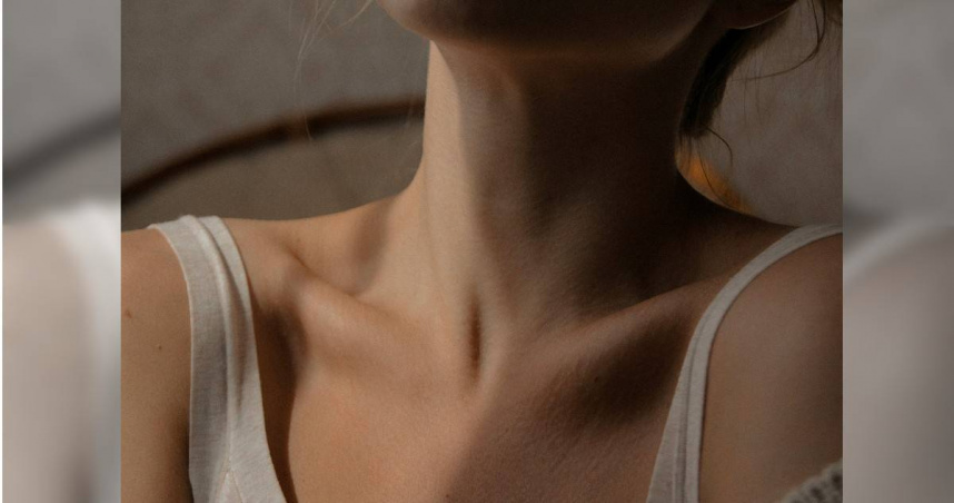 男友願意資助女友接受隆乳手術，讓她不知如何是好。（示意圖／Unsplash）