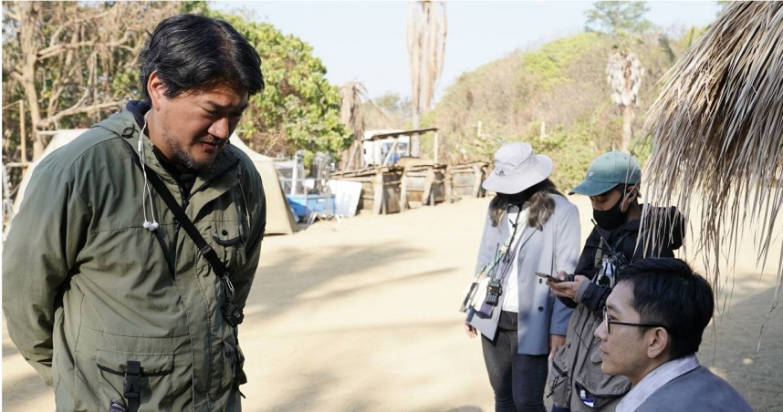 導演孫介珩稱讚施名帥近乎潔癖的表演精神，讓角色語言成為角色的一部分。（圖／聽海湧劇組提供）