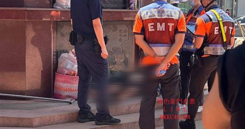 新營太子宮金爐前驚見男屍。（ 圖／翻攝畫面）