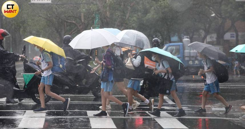 中央氣象署預估熱帶性低氣壓最快今晚接觸台灣陸地,導致各地有雨,其中降雨熱區為東部、東南部及南部地區。(示意圖/劉耿豪攝)