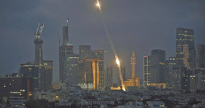 以色列的鐵穹防空系統在特拉維夫上空開火攔截伊朗飛彈。（圖／美聯社）